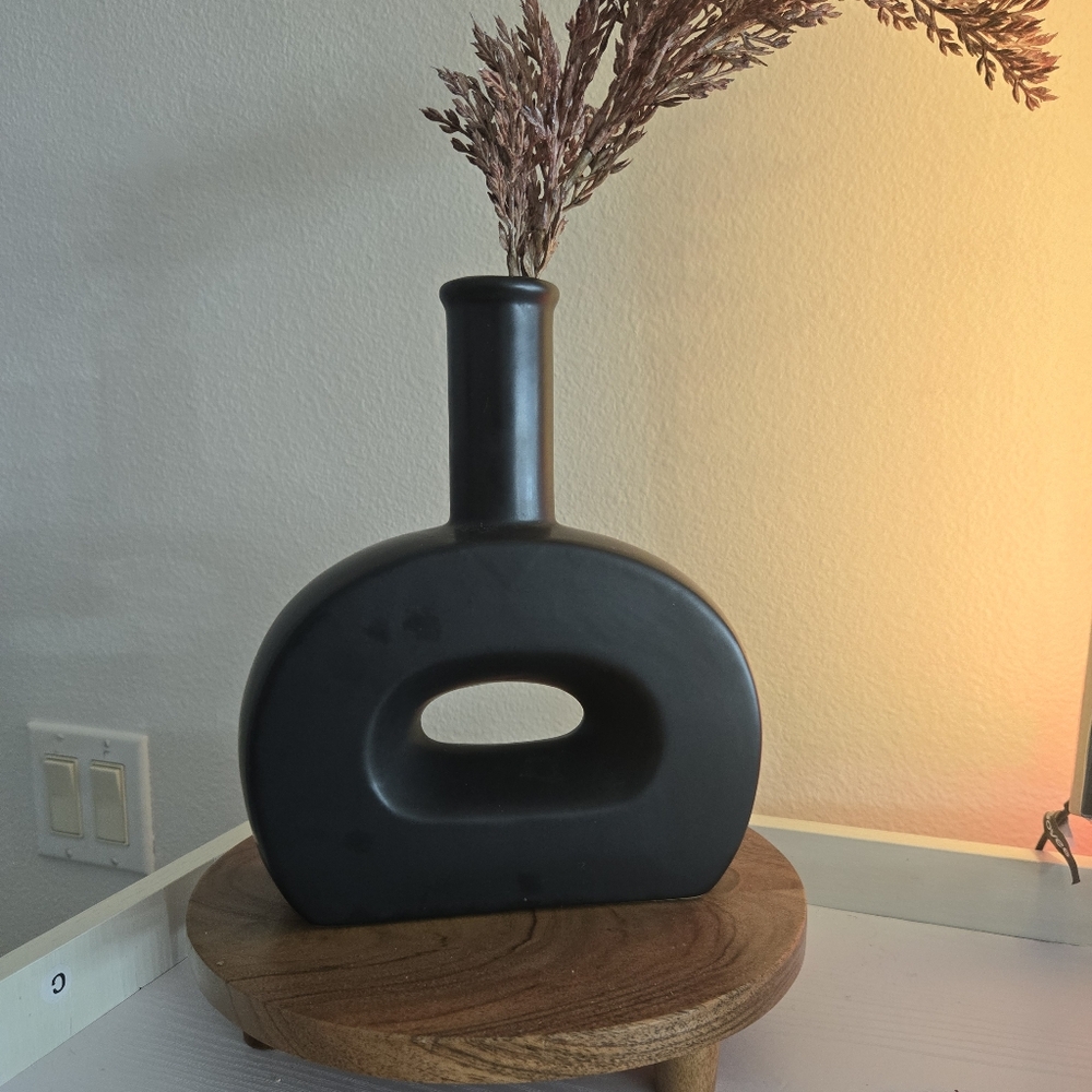 Black Modern Vase with Dried Floral Arrangement Minimalistic